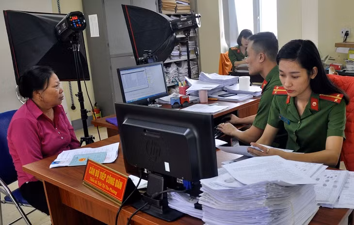 CBCS Công an huyện Hoành Bồ luôn tận tình phục vụ những yêu cầu chính đáng của công dân.