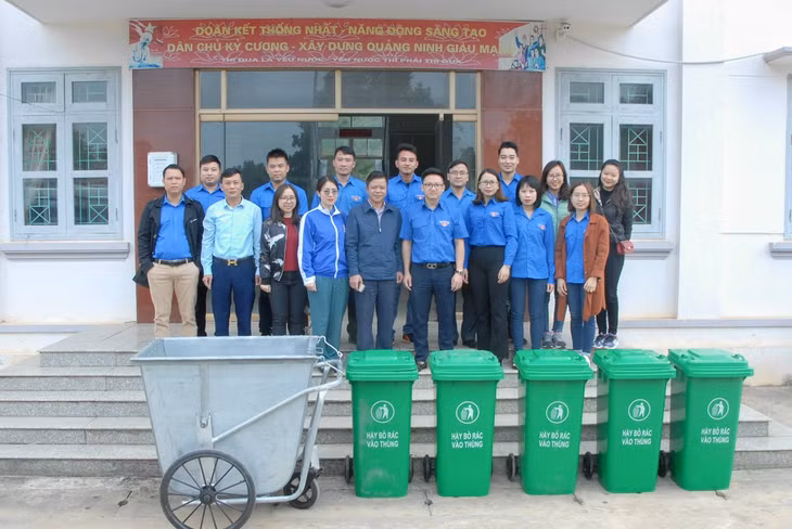 Đoàn tình nguyện trao tặng 1 xe đẩy thu gom rác và 5 thùng chứa rác công cộng cho UBND xã Thanh Lâm.