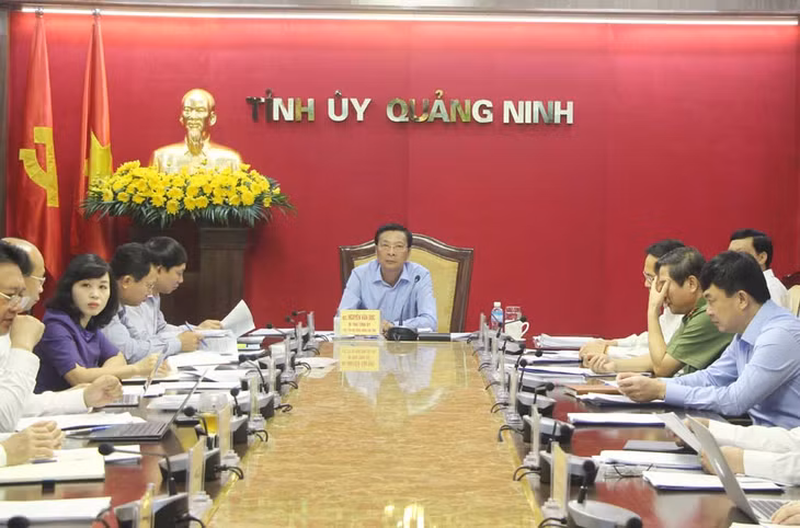 Bí thư Tỉnh uỷ, Chủ tịch HĐND tỉnh Nguyễn Văn Đọc chủ trì hội nghị.
