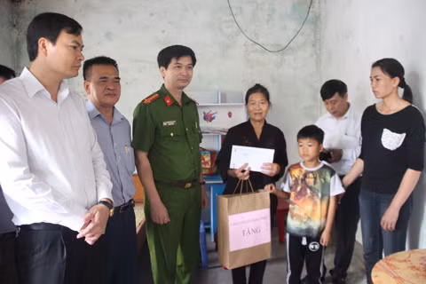 Thăm cháu Hoàng Gia Huy có bố mất vì TNGT tại xã Yên Thọ, Đông Triều 