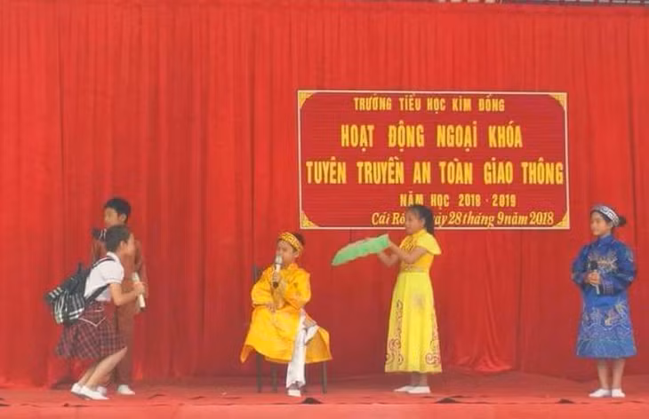Hoạt động ngoại khóa tuyên truyền về ATGT tại trường Tiểu học Kim Đồng (Thị trấn Cái Rồng, huyện Vân Đồn)