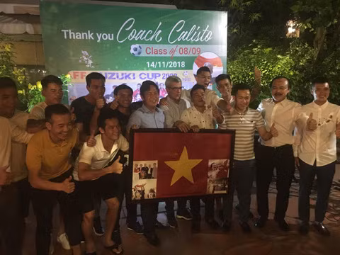 Thế hệ Vàng 2008 tri ân HLV Calisto sau 10 năm thầy trò tái ngộ ở TP.HCM. Ảnh: ĐT
