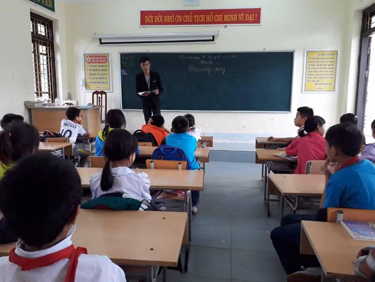Thầy giáo Hoàng Văn Minh trong giờ lên lớp môn khoa học cho học sinh lớp 5A Trường Tiểu học Đồng Văn.