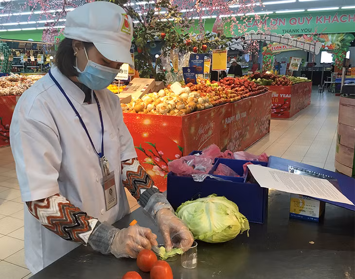 Bên cạnh đảm bảo về nguồn hàng, giá bán... chất lượng sản phẩm được các đơn vị phân phối kiểm soát chặt chẽ (Trong ảnh: Nhân viên siêu thị BigC Hạ Long lấy mẫu kiểm tra sản phẩm).
