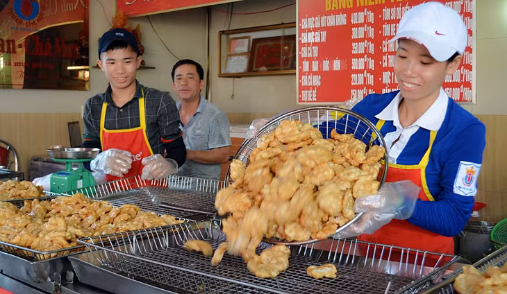 thông qua chương trình OCOP, sản phẩm chả mực Hạ Long ngày càng có thương hiệu và giá trị
