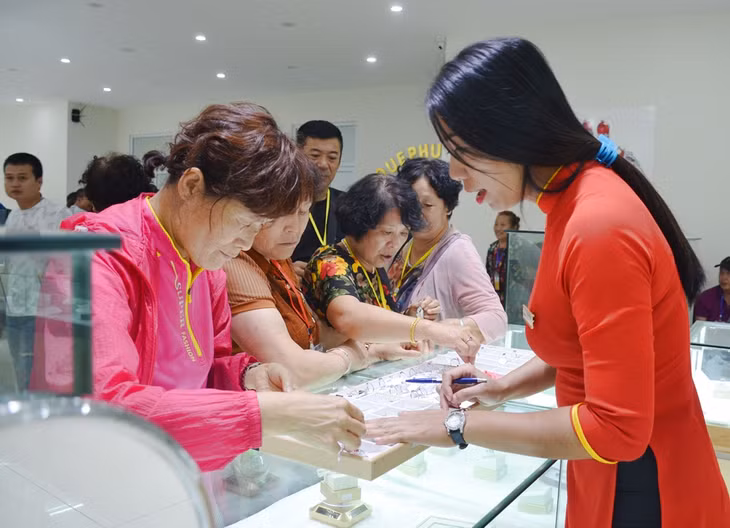 Khách du lịch mua sắm tại Hạ Long