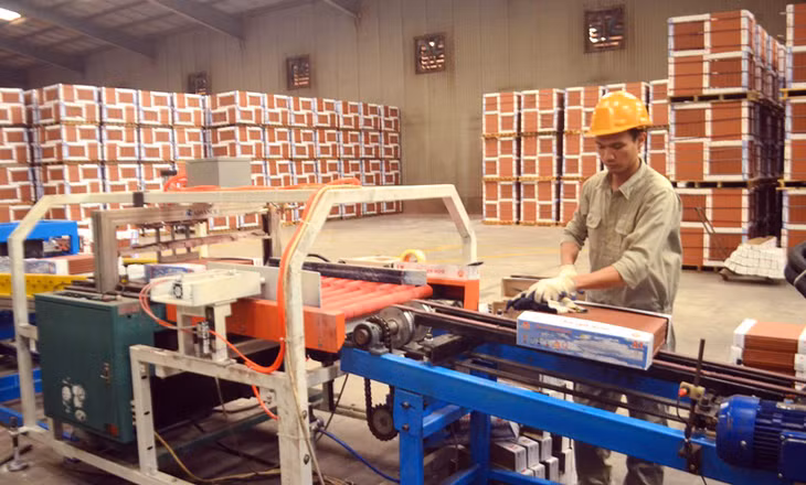 Hoạt động sản xuất tại Công ty CP Gốm Đất Việt. 