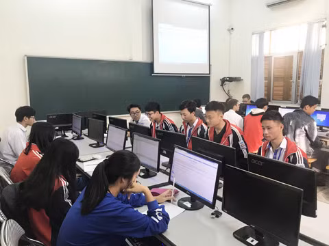 Các em học sinh Trường THPT Hòn Gai trong một buổi tham gia dự thi 