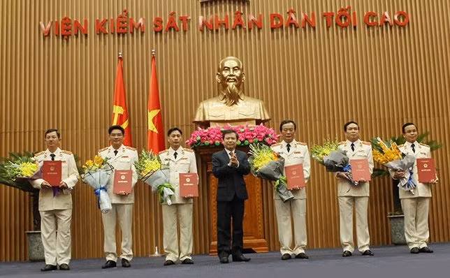 Viện trưởng VKSND tối cao Lê Minh Trí trao quyết định bổ nhiệm Kiểm sát viên cao cấp cho 6 cán bộ.