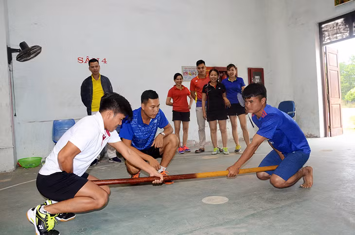 Các vận động viên thi đấu môn đấy gậy tại Nhà thi đấu huyện Hoành Bồ,