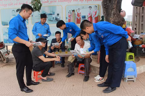 Các Đoàn viên thanh niên Sở GTVT Quảng Ninh tuyên truyền Luật giao thông cho người dân 