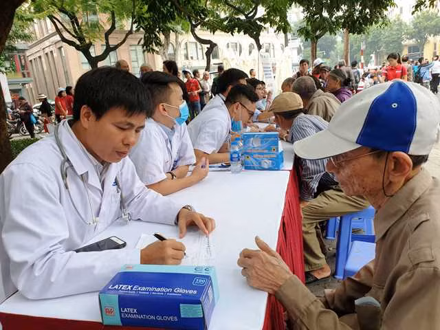 BS. Nguyễn Trọng Hưng tư vấn chế độ dinh dưỡng phòng bệnh đái tháo đường cho người dân tại Ngày hội thế giới phòng chống bệnh đái tháo đường năm 2018.