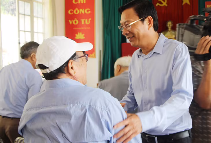 Bí thư Tỉnh ủy Nguyễn Văn Đọc trò chuyện, thăm hỏi người dân Khu phố 4.