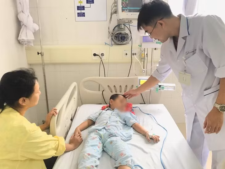 Trẻ đang được chăm sóc