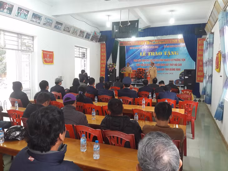 Phòng CSGT đường thủy Công an tỉnh tuyên truyền Luật Giao thông đường thủy nội địa cho người dân huyện Vân Đồn 
