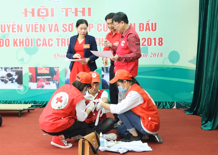 Các đội thi thực hành sơ cấp cứu