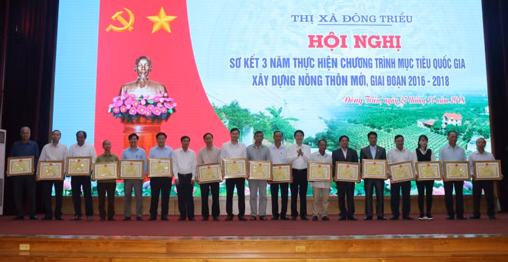 UBND thị xã Đông Triều khen thưởng 15 tập thể và 17 cá nhân có thành tích xuất sắc trong 3 năm thực hiện chương trình mục tiêu quốc gia xây dựng nông thôn mới.