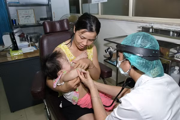 Khi trẻ bị sốt, ho, sổ mũi, không nên tự ý cho trẻ uống thuốc cảm mà cần đưa trẻ đi khám để được tư vấn dùng thuốc đúng. Ảnh: TM