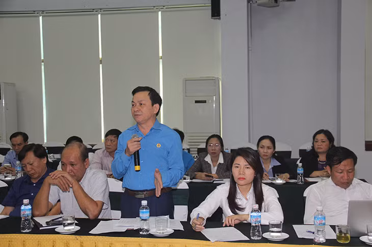 Chủ tịch Công đoàn Công ty than Vàng Danh Vũ Đình Việt phát biểu tham luận tại hội thảo.