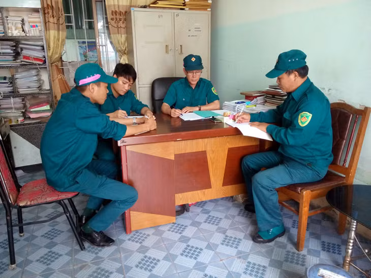 Cán bộ, chiến sĩ Ban Chỉ huy Quân sự xã Đông Xá bàn phương án tác phối hợp đảm bảo an ninh trật tự trên địa bàn