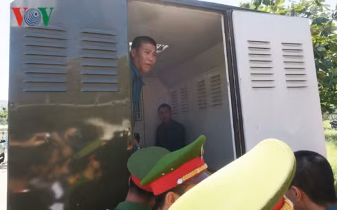 Bị cáo Dương Văn Ngoan ngoái nhìn người thân trước khi xe chở đi thi hành án 