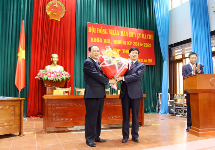 Đồng chí Phạm Văn Điệt, Phó Trưởng ban thường trực Ban Tổ chức Tỉnh ủy tặng hoa chúc mừng đồng chí Lê Minh Hải.