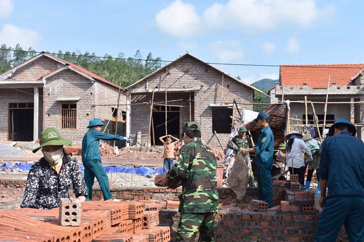 CBCS Ban CHQS huyện Tiên Yên hỗ trợ người dân thôn Khe Lẹ, xã Hà Lâu xây dựng hạ tầng nông thôn mới.