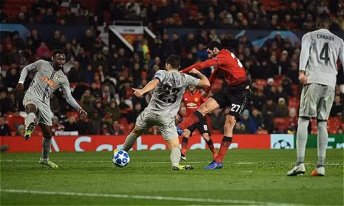 Fellaini xoay người dứt điểm ghi bàn thắng muộn cho Man Utd. Ảnh: AFP.