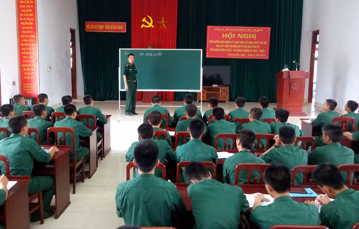 Một buổi giáo dục chính trị cho chiến sĩ trẻ ở Tiểu đoàn Huấn luyện – Cơ động (BĐBP tỉnh) 