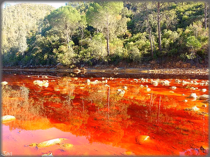 Dòng sông máu Rio Tinto, dài khoảng 100 km, Tây Ban Nha