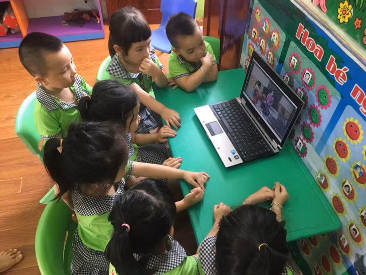 Học sinh Trường mầm non Hoa Hồng chăm chú và thích thú khi được học bài trên máy tính. Ảnh: Hồng Phương (TP Móng Cái).