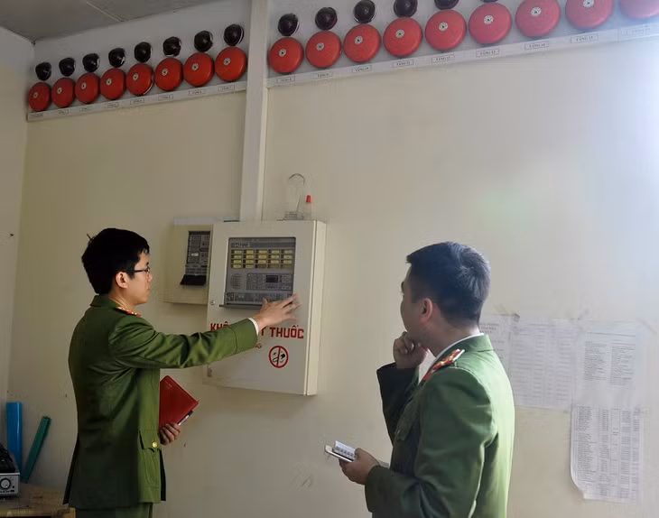 Kiểm tra hệ thống trung tâm chuông báo cháy tự động của trụ sở Liên cơ quan số 2.