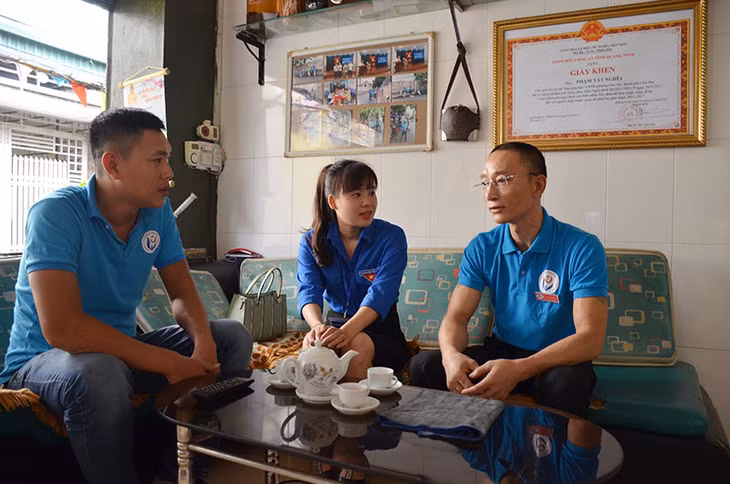Cán bộ Đoàn phường Cẩm Tây, TP Cẩm Phả trao đổi với lãnh đạo CLB Bạn giúp bạn tìm pháp giúp đỡ thanh niên có quá khứ lầm lỗi tái hò nhập cộng động