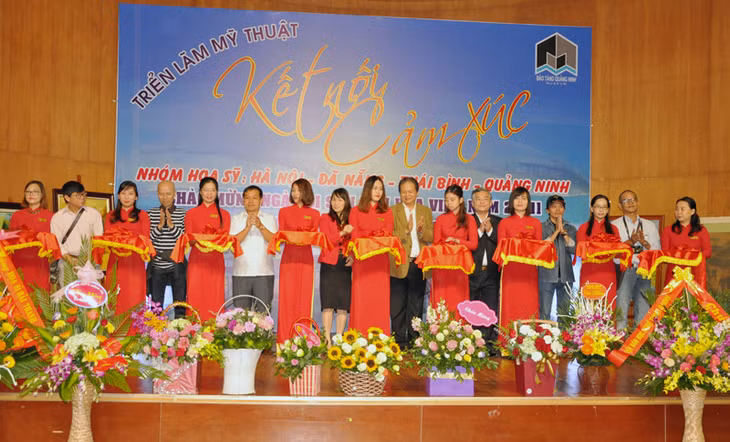 Các đại biểu cắt băng khai mạc Triển lãm mỹ thuật với chủ đề 