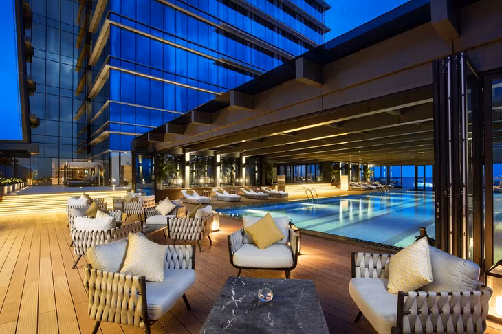 Bể bơi 4 mùa tại Vinpearl Hotel Thanh Hóa với tầm nhìn khoáng đạt toàn thành phố trên cao, cộng hưởng với sự thú vị của nhiều mực nước sẽ là một trải nghiệm lí thú khi đến với khách sạn Vinpearl Hotel Thanh Hóa