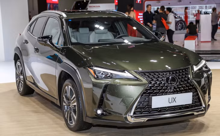 Tương tự các mẫu xe "đàn anh" khác, UX được ứng dụng ngôn ngữ thiết kế chung của Lexus.