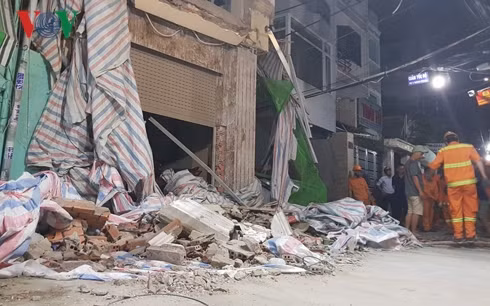 Công an tiến hành điều tra vụ sập công trình khiến một người chết tại quận 1, TPHCM.