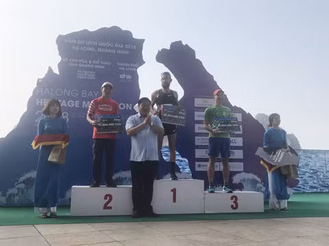 Đồng chí Đỗ Khánh Tùng, Phó Giám đốc Sở VHTT Quảng Ninh, trao giải cho các VĐV có thành tích thi đấu cao