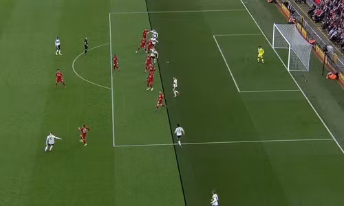 Pha ghi bàn trong thế việt vị của Mitrovic vô tình tạo điều kiện để Liverpool phản công, ghi bàn mở tỷ số. Ảnh: BT Sport.