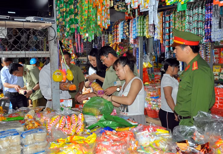 Lực lượng chức năng kiểm tra đột xuất tại một cơ sở kinh doanh bánh kẹo trên địa bàn huyện Tiên Yên (Ảnh: Minh Hà).
