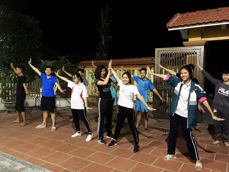 Các em học sinh tập bài nhảy theo kịch bản dàn dựng của chị Phan Thị Hà, tổ 6,khu 1, phường Giếng Đáy, TP Hạ Long.