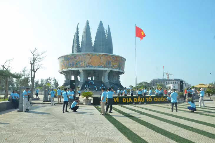 Du khách tham quan Cụm thông tin cổ động biên giới Sa Vĩ.