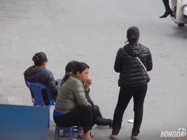  Phe vé tụ tập xung quanh khu vực sân Hàng Đẫy.