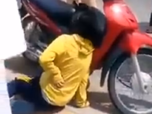 Cô gái bị trúng đạn cao su. (Ảnh cắt từ clip)