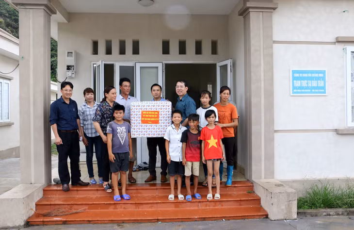 Đồng chí Trần Như Long - Bí thư Huyện ủy, Chủ tịch UBND huyện (áo xanh kẻ sọc) thăm và tặng quà nhân dân thôn Trần trong chuyến công tác khảo sát các công trình trọng điểm trên thôn Trần
