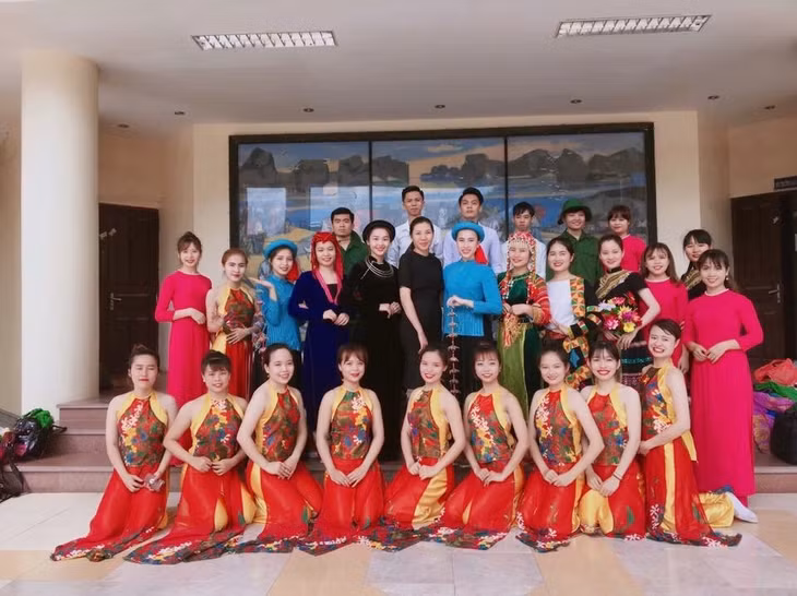  Em Phùn Tài Múi (hàng đầu tiên, thứ 2 từ trái qua) đang theo học năm thứ 4, khoa Văn hóa, Trường Đại học Hạ Long. Ảnh do nhân vật cung cấp.