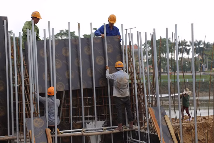Hiện nay toàn công trường nhà thầu bố trí phương tiện nhân lực triển khai 4 mũi thi công cả 2 bờ sông.