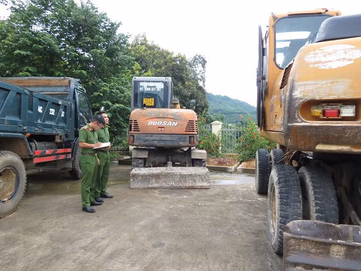 Công an huyện Ba Chẽ tạm giữ phương tiện khai thác đá trái phép trên địa bàn.