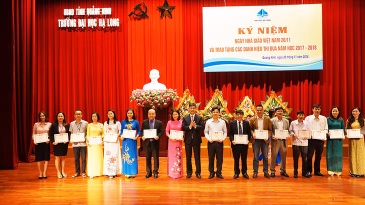 Trường Đại học Hạ Long tặng giấy khen cho các cá nhân có thành tích thi đua trong nhà trường.