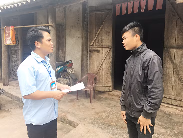 Cán bộ xã Thanh Sơn, huyện Ba Chẽ vận động người dân xây dựng nhà tiêu hợp vệ sinh.